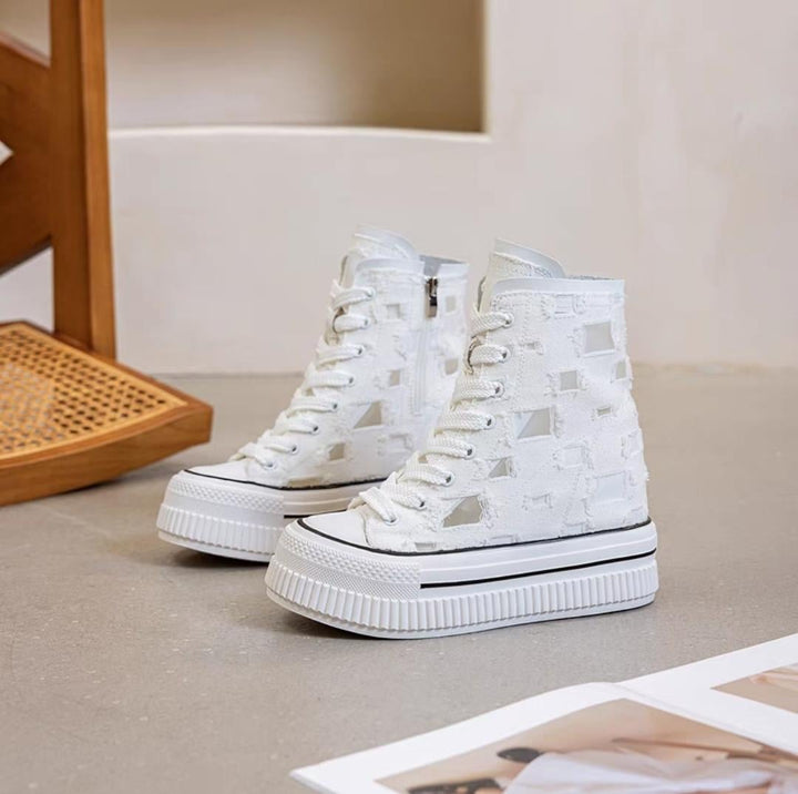 Hidden Heel Conandrse Boots