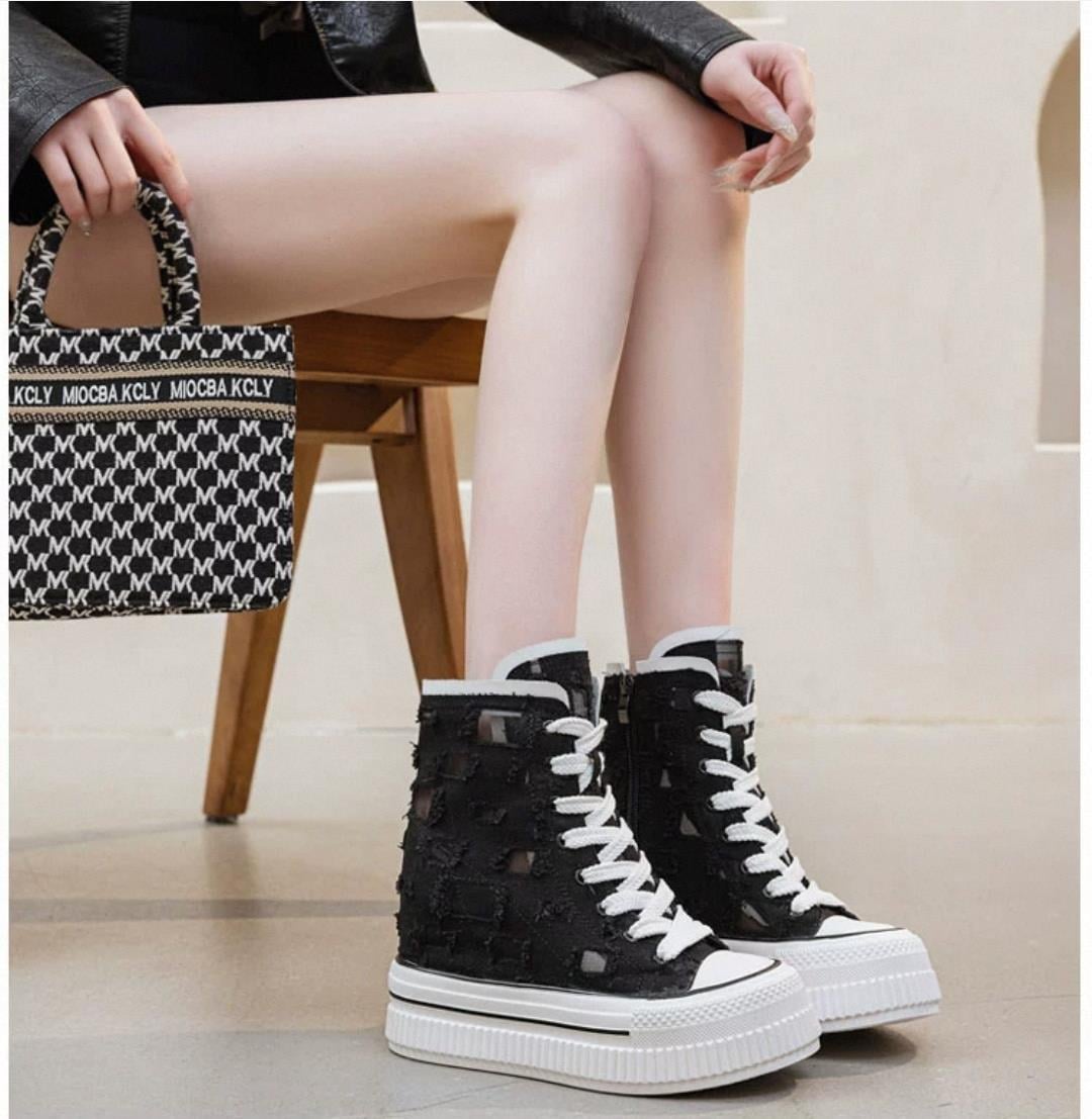 Hidden Heel Conandrse Boots