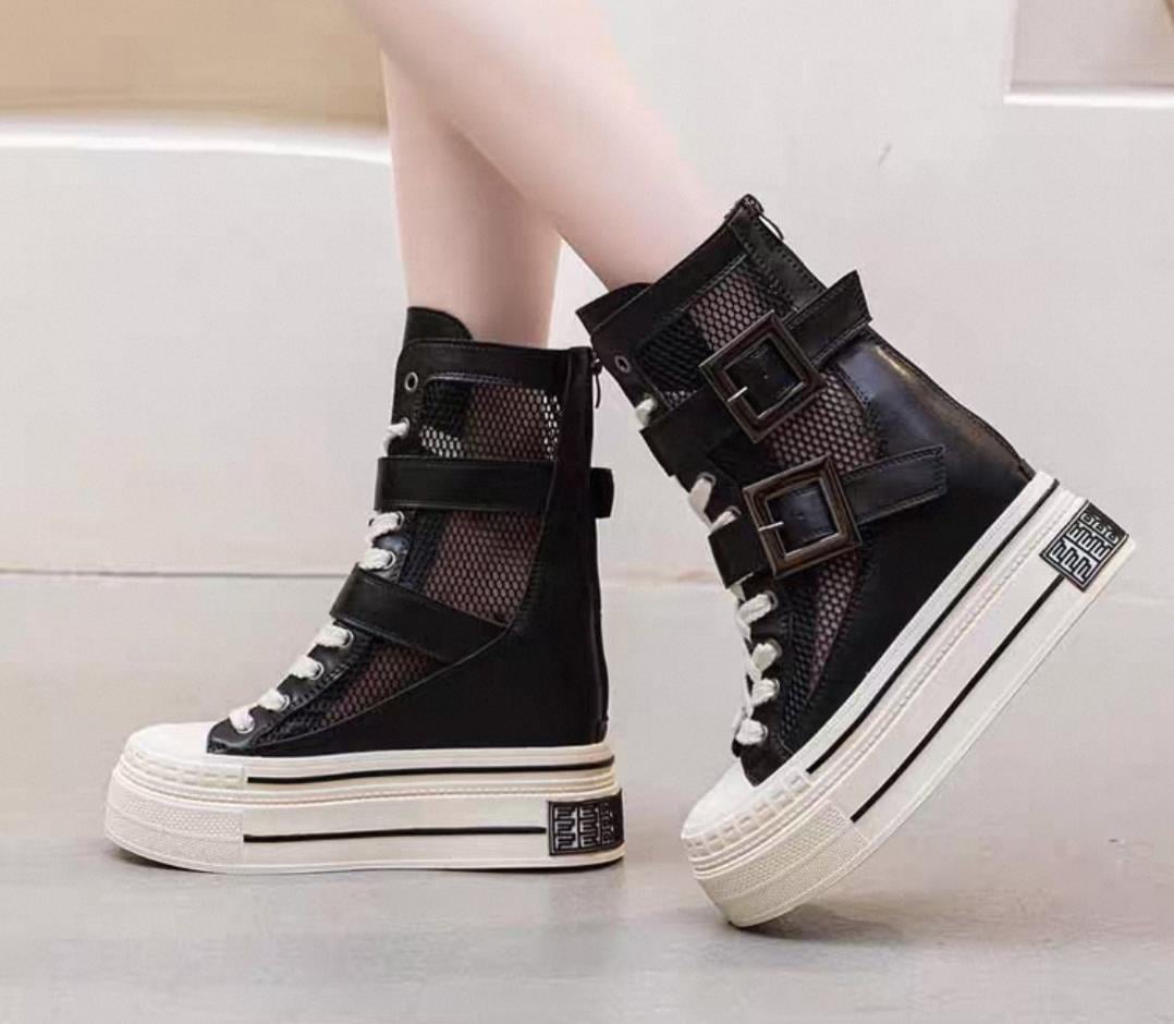Hidden Heel Conandrse Boots