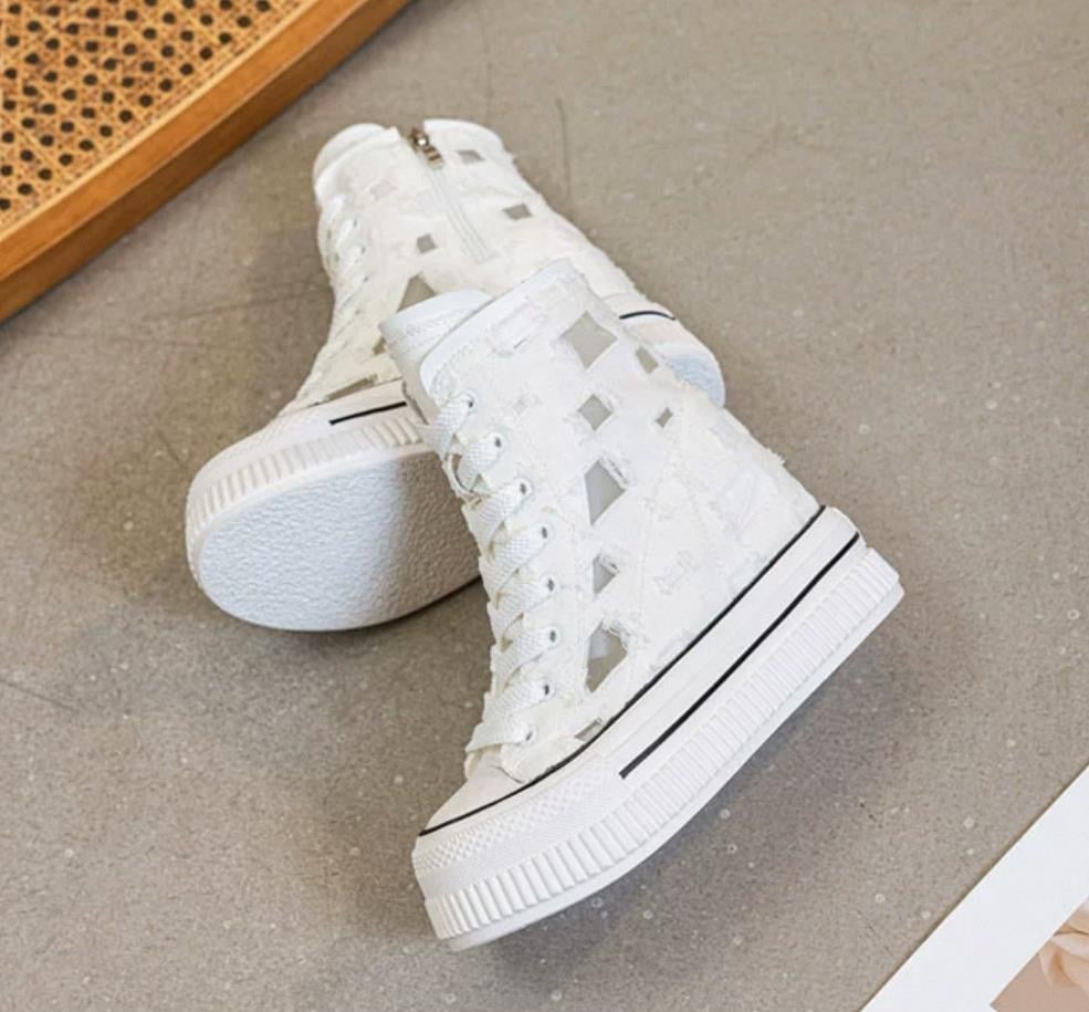 Hidden Heel Conandrse Boots