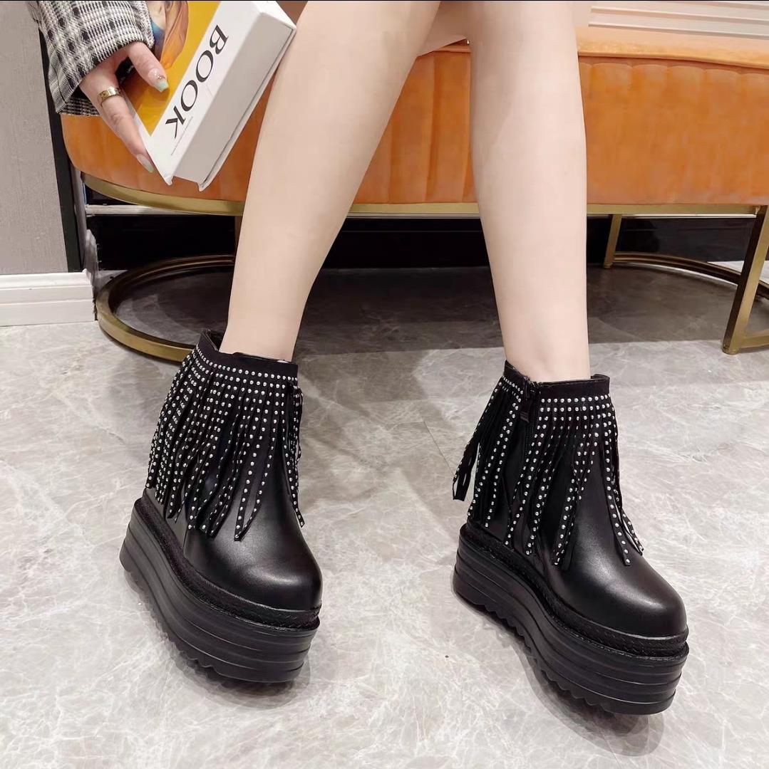 Hidden Heel Püsküllü Boots