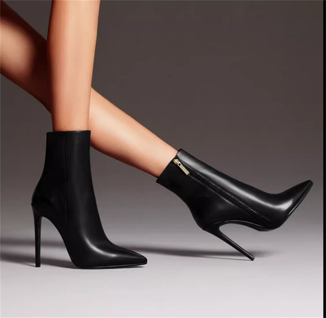 İnce Heeled Black Bot